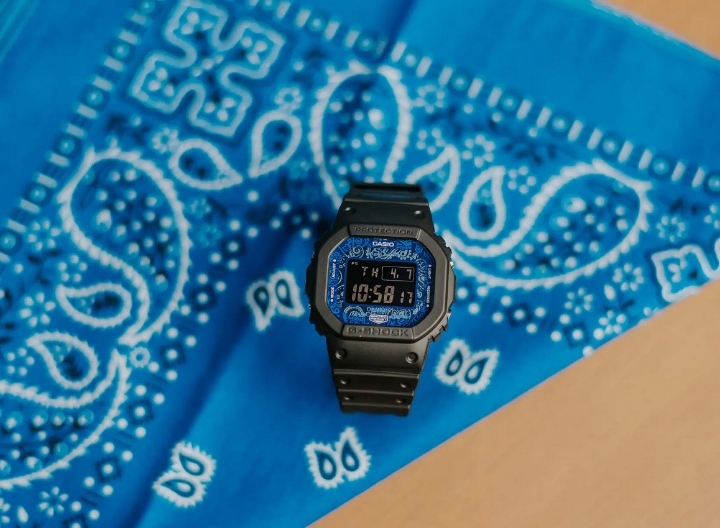 Obrazek Casio G-Shock Bluetooth Paisley Blue Series