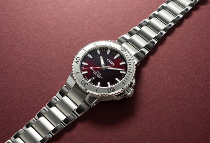 Obrazek Oris Aquis Date Relief Cherry Dial